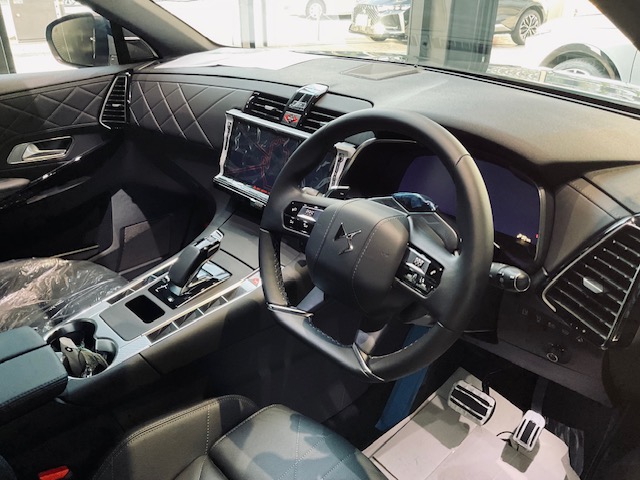 DS 7 RIVOLI E-TENSE 4x4　展示車
