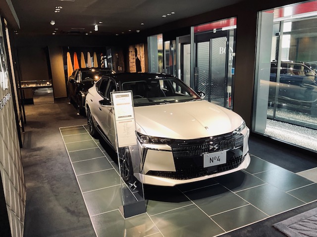 N°4展示車（クリスタルパール）